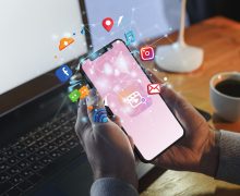 manos-sosteniendo-el-concepto-de-redes-sociales-de-telefonos-inteligentes (1)